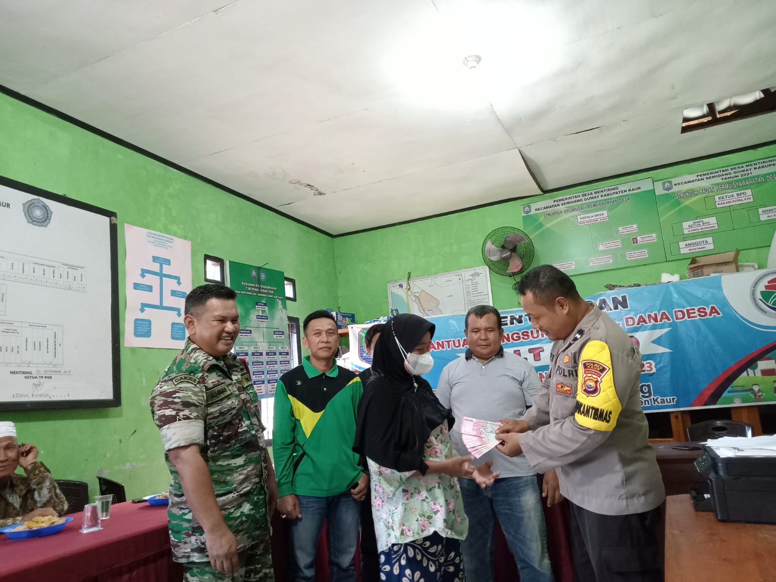 Bhabinkamtibmas Polsek Kaur Tengah Menghadiri Pembagiann BLT-DD Tahun 2023 di Desa Mentiring