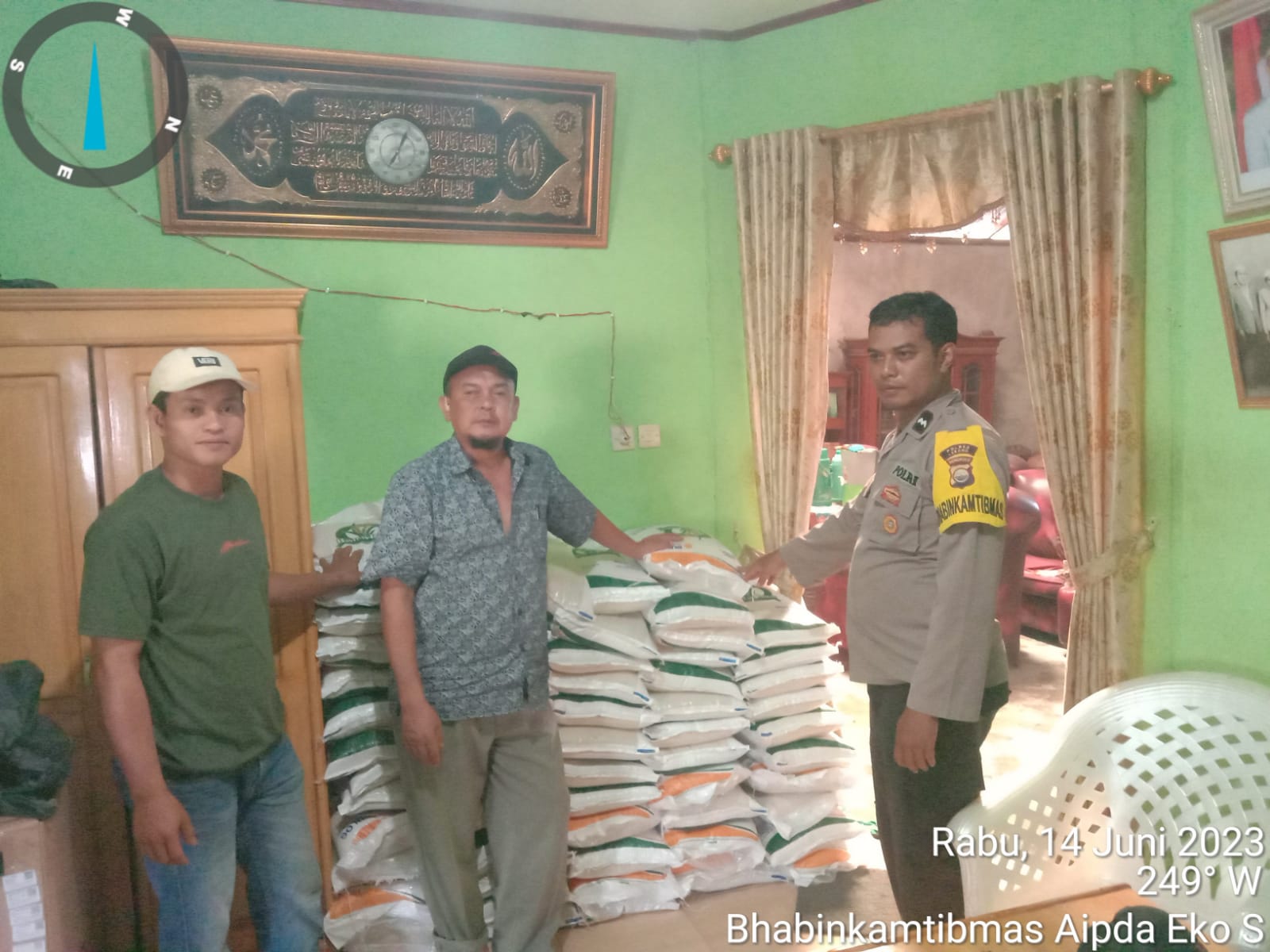 Bhabinkamtibmas Polsek Lebong Selatan Dampingi Pendistribusian Bantuan Beras 