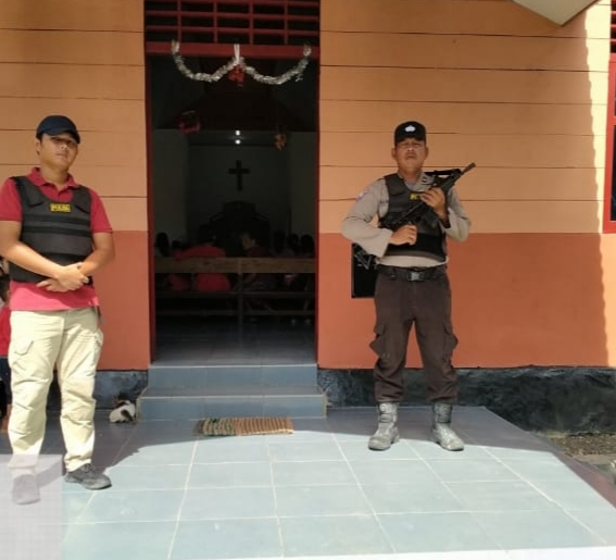Personel Polsek Enggano Lakukan Pengamanan Gereja HKBP