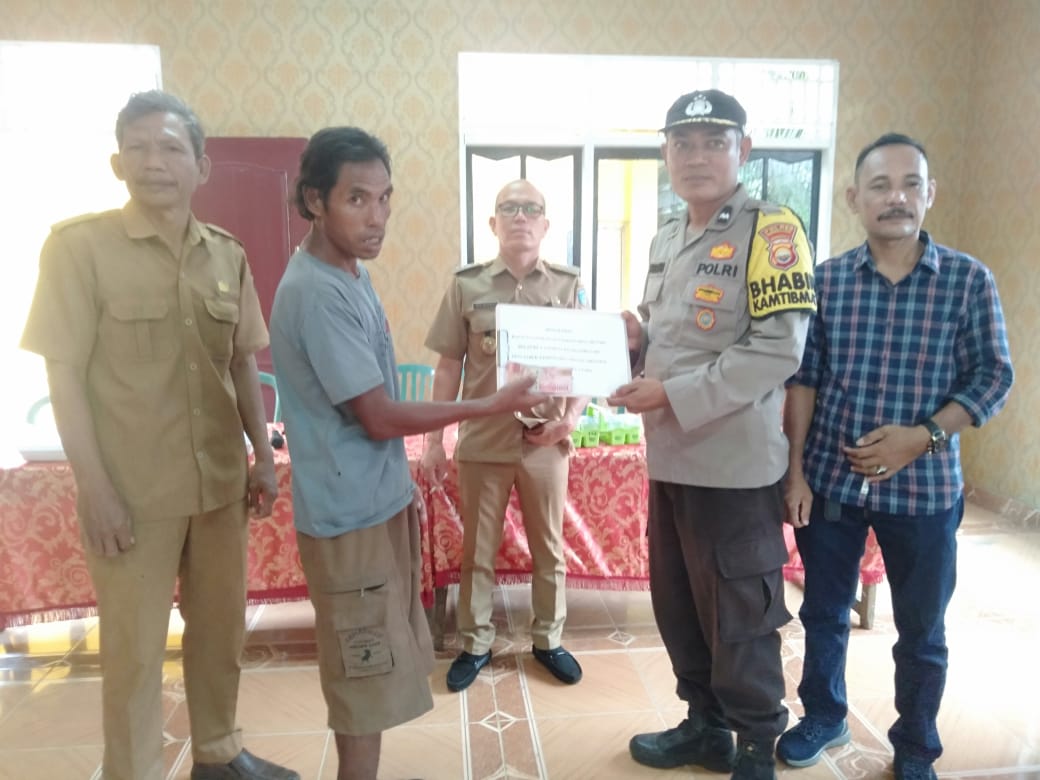 Bhabinkamtibmas Polsek Air Besi Monitoring Penyaluran Dana BLT-DD Desa Lubuk Tanjung