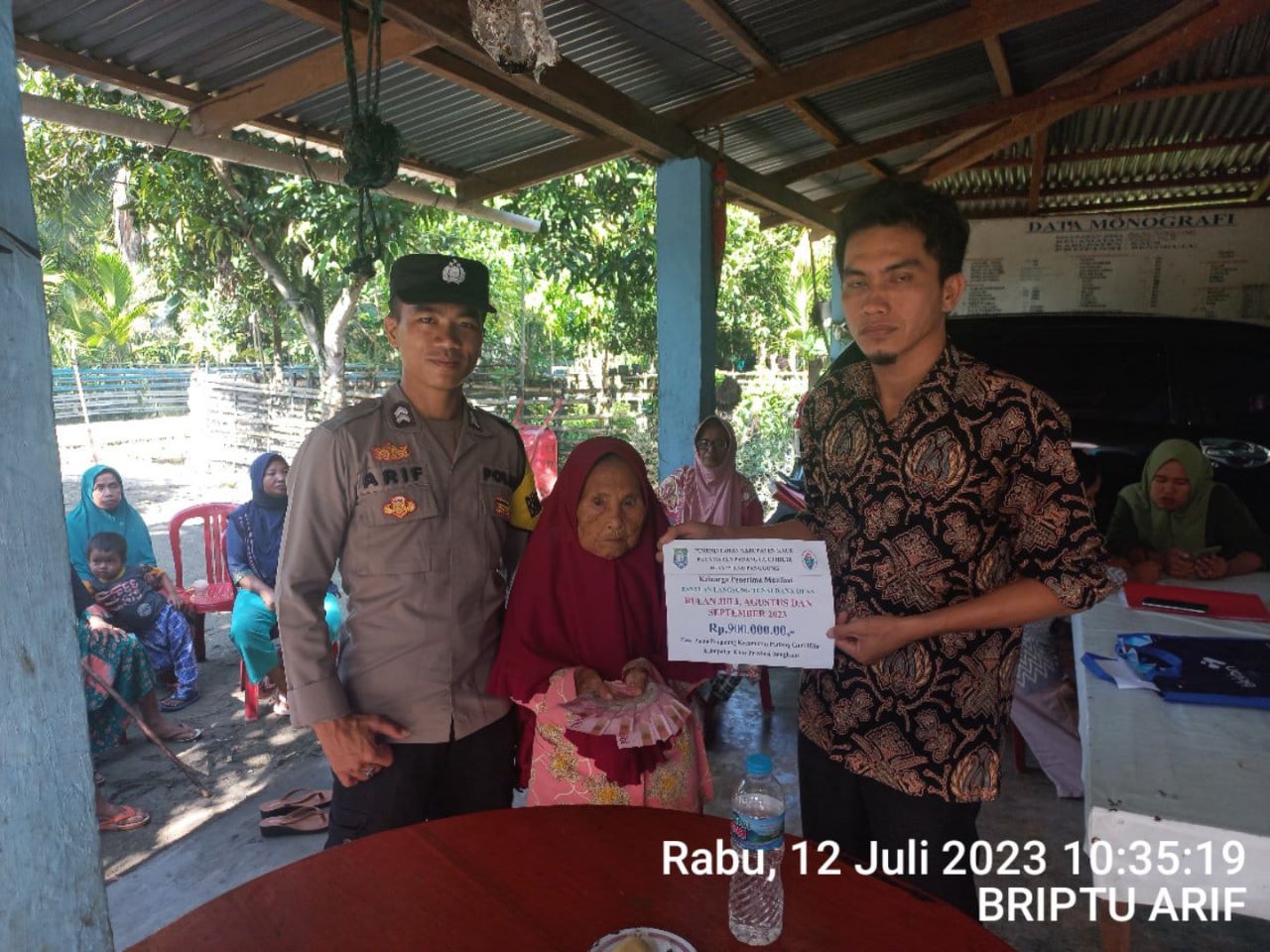 Bhabinkamtibmas Polsek Kaur Utara  Hadir, dan Monitoring Penyaluran BLT DD Di Desa Pulau Panggung