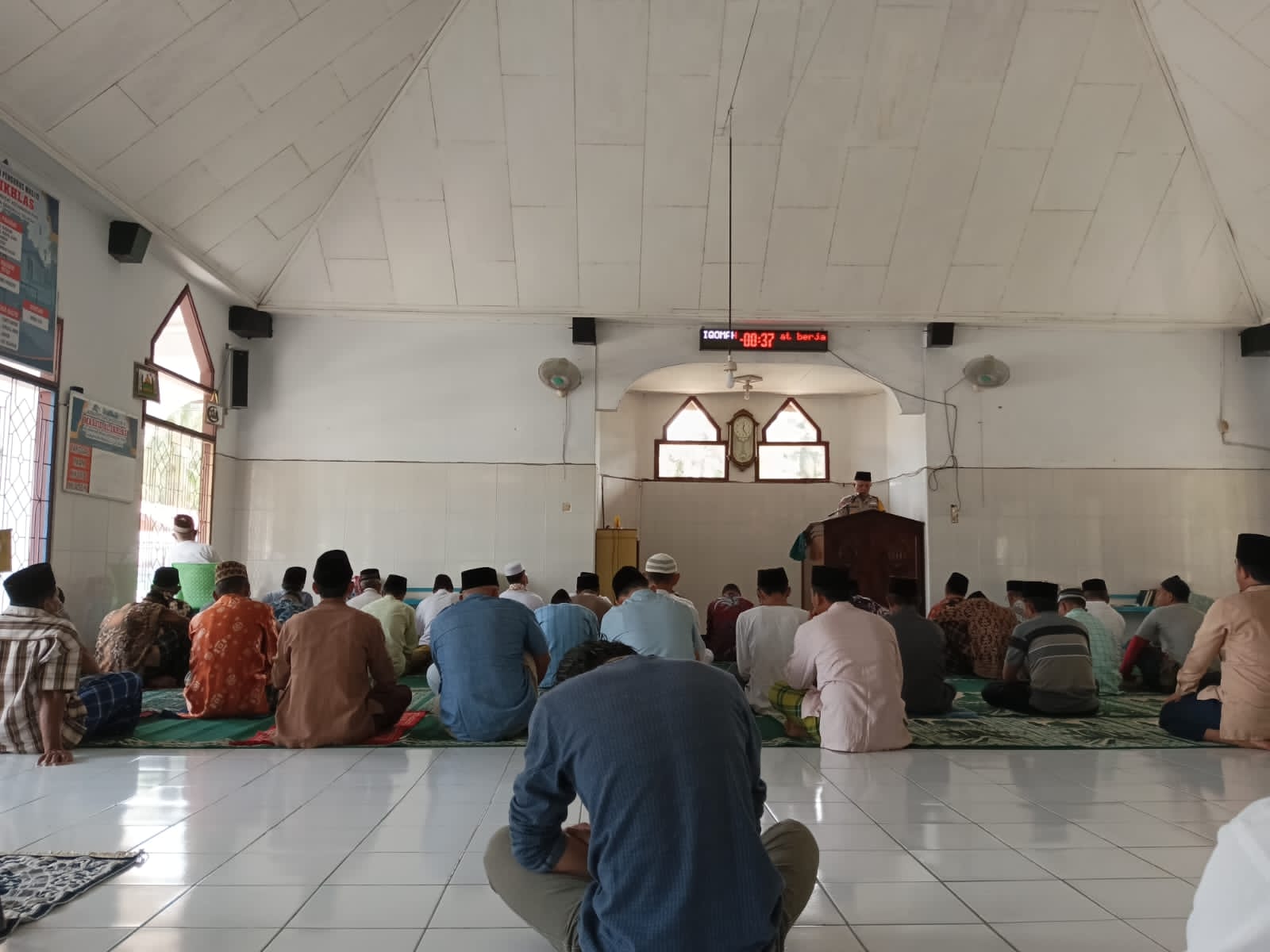 Bhabinkamtibmas Aiptu Robi Irawan, Sampaikan Khutbah Jumat di Masjid Al Iklas Kelurahan Masat  