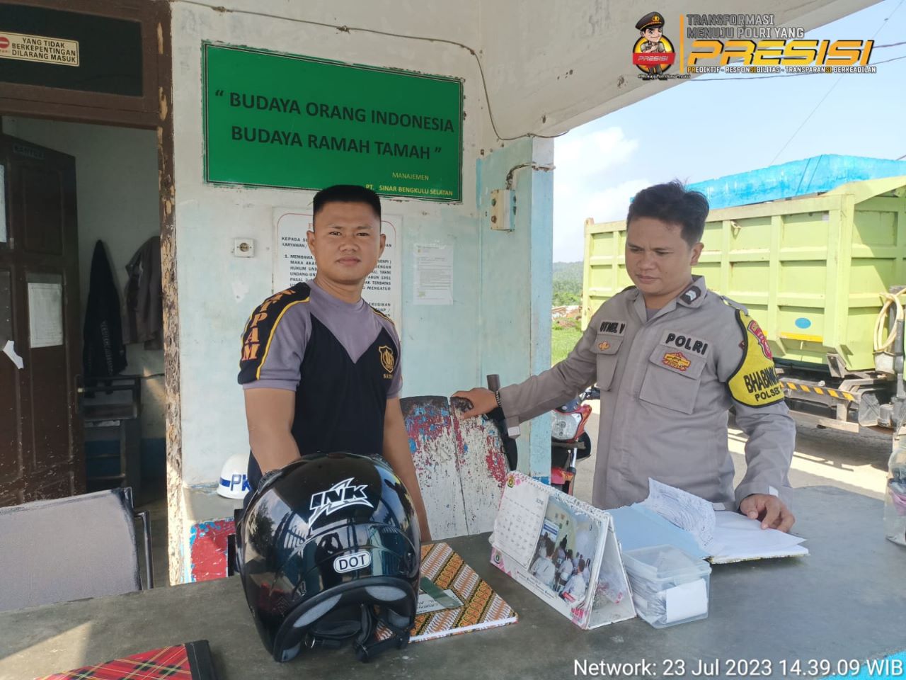 Bhabinkamtibmas Polsek Pino Raya Sambangi Security PT SBS Nanjungan, Sampaikan Imbauan Kamtibmas