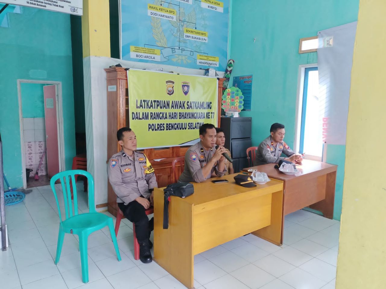 Kasat Binmas Polres BS Berikan Pelatihan Peningkatan Kemampuan Angoota Satkamling Desa Kota Agung  