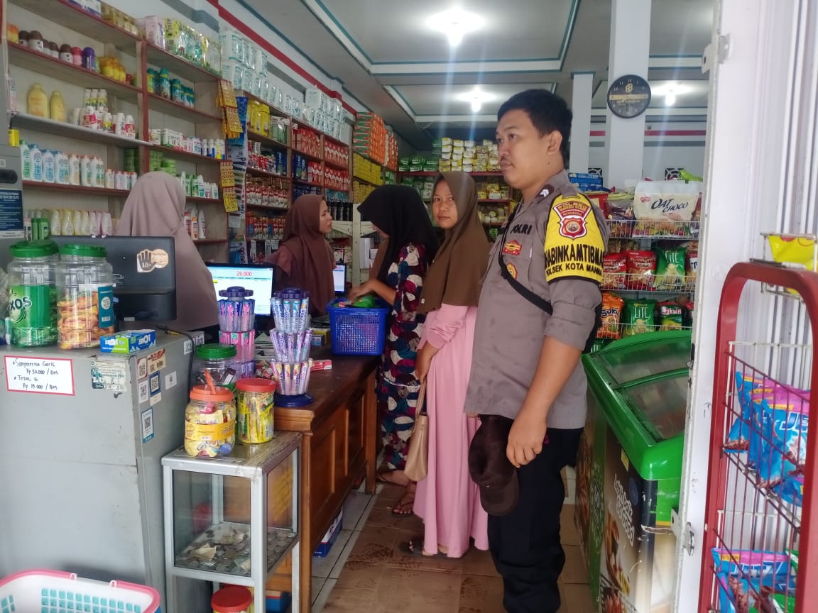 Bhabinkamtibmas Sambangi Mini Market Ibul,  Monitoring Perkembangan Stok dan Harga Sembako 