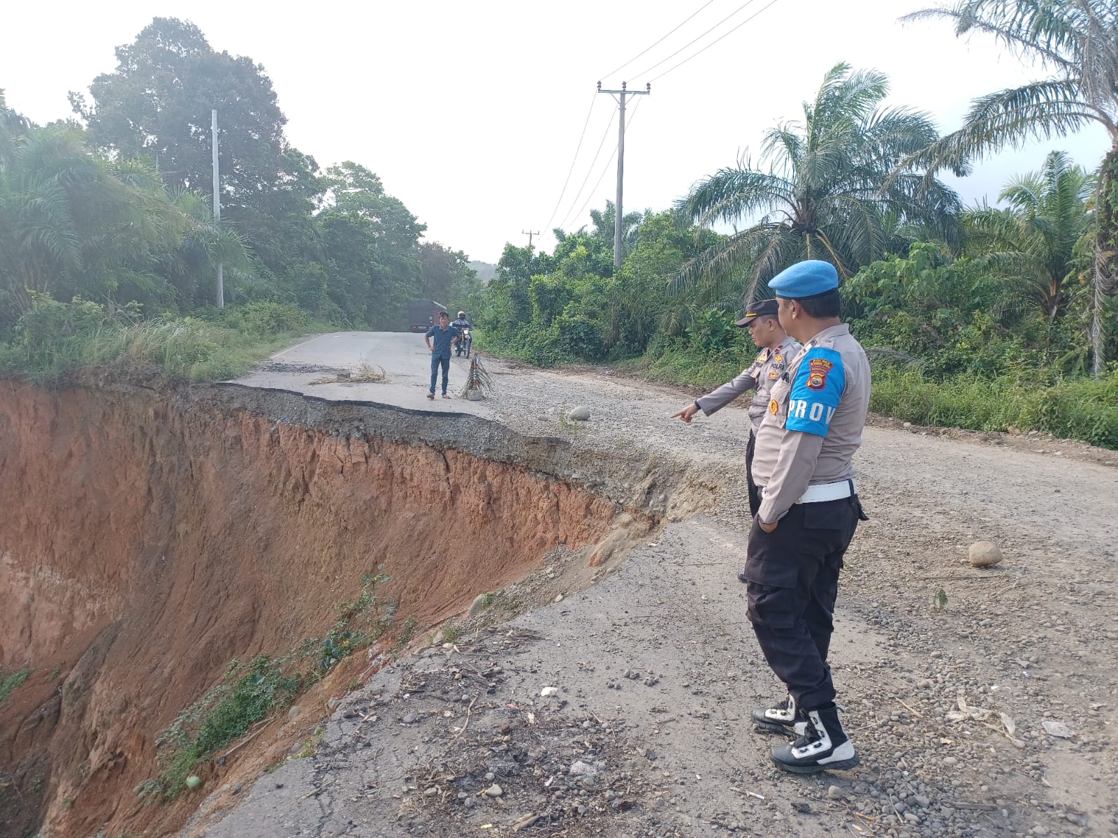 Kapolsek Batik Nau Bersama Unsur Tripika Lakukan Pengecekan Jalan Abrasi di Pesisir 