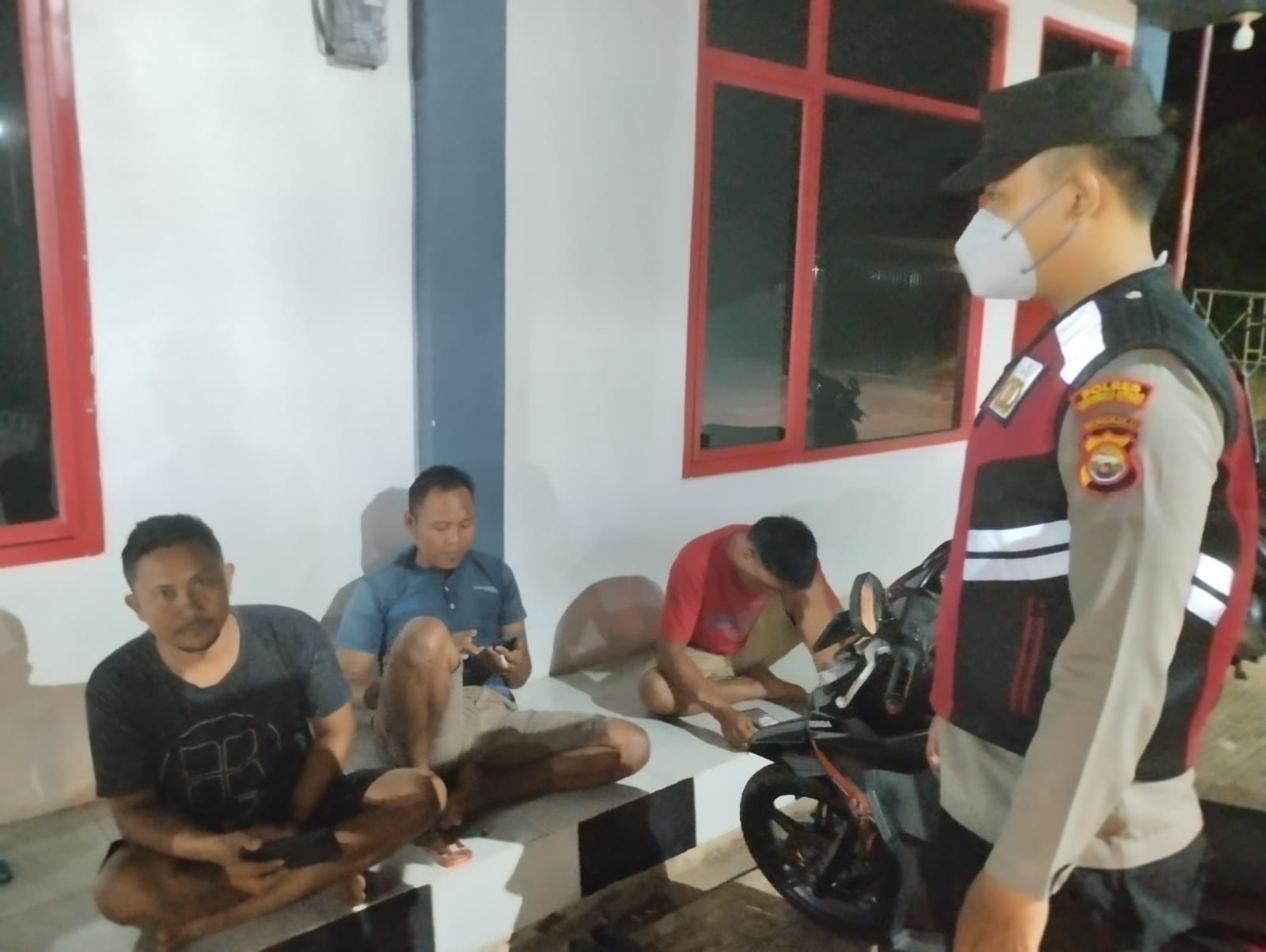 Waspada Penipuan Online, Polisi Batik Nau Beri Edukasi Warga