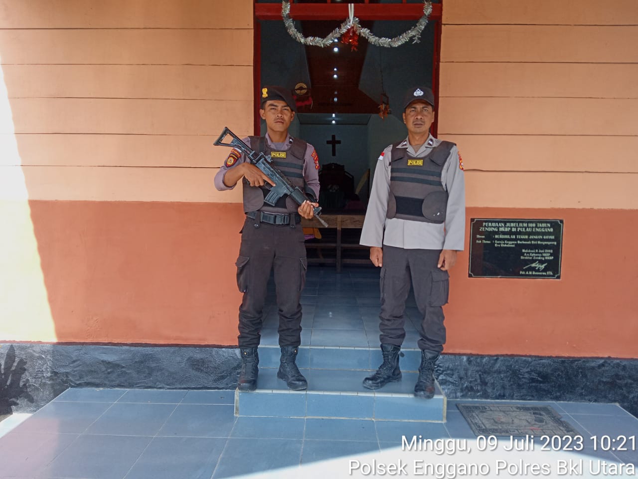 Pastikan Aman, Personel Polsek Enggano Laksanakan Pengamanan Ibadah di Gereja