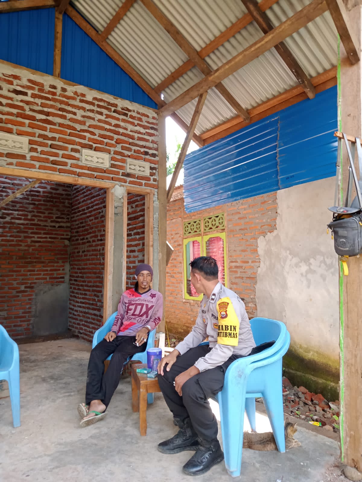 Sambangi Warga Binaannya, Bhabinkamtibmas Polsek Batik Nau Sampaikan Imbauan Kamtibmas