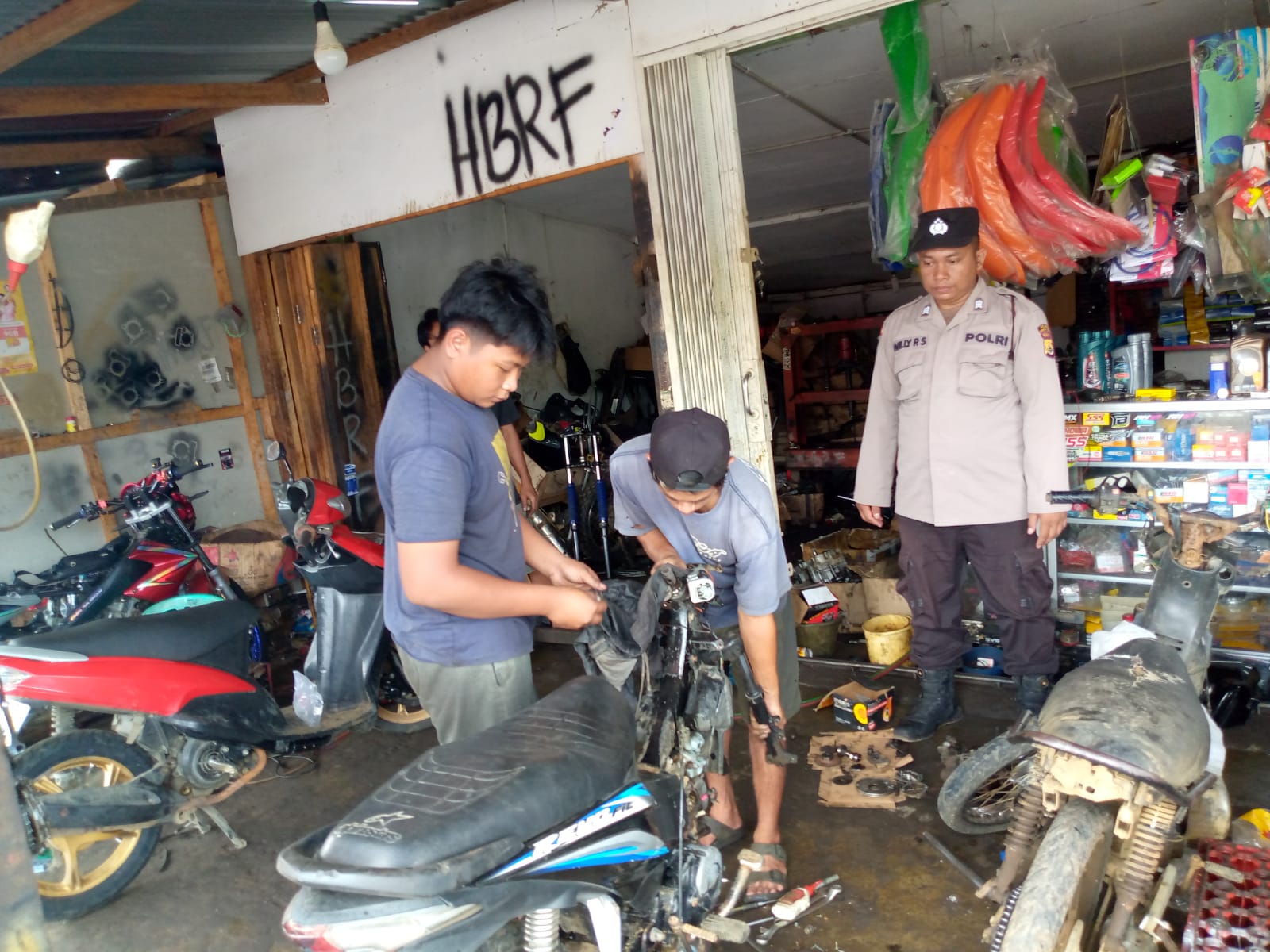 Anggota Polsek Padang Jaya Patroli Dialogis di Bengkel Sepeda Motor