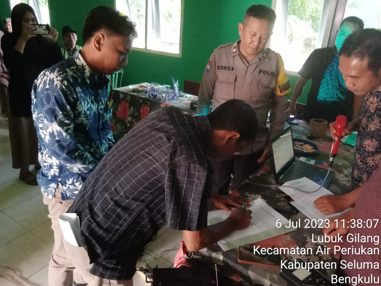 Bhabinkamtibmas Polsek Sukaraja  Hadiri Kesepakatan Kampanye Damai dan Bebas Politik dari Uang Pilkades Desa Lubuk Gilang 