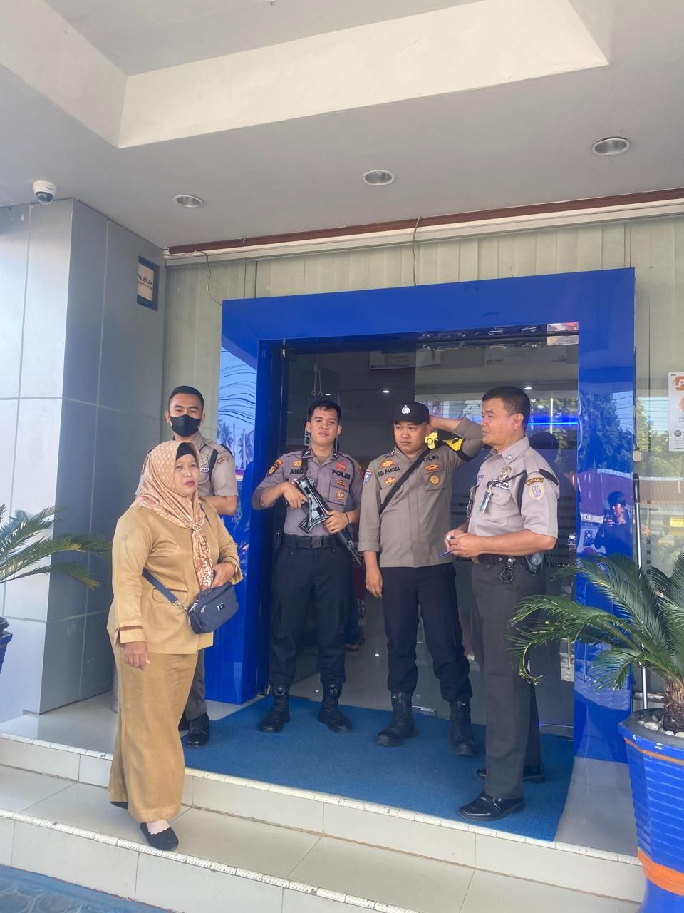 Sambang Dialogis kepada Security Bank Bri, Bhabinkamtibmas Polsek Kota Manna Sampaiakan Imbauan