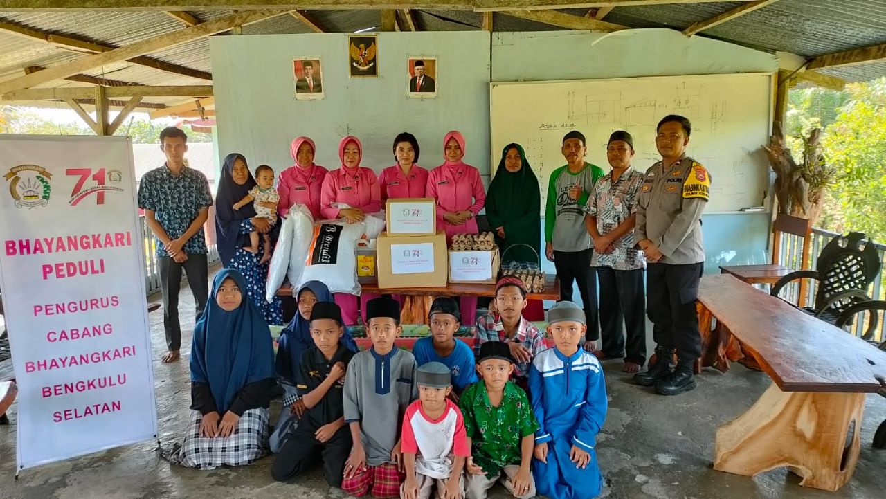 Bhabinkamtibmas Polsek Kedurang Lakukan Pengamanan Bhayangkari Serahkan Bantuan Sembako 