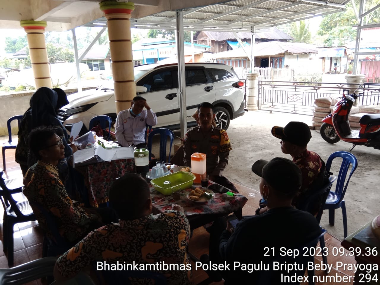 Sampaikan Imbauan Kamtibmas, Polsek Padang Guci Hulu Sambangi Tokoh Masyarakat di Desa Cuko Betung 