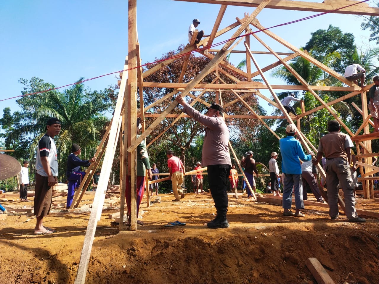 Gotong Royong, Polsek Giri Mulya Bantu Dirikan Rumah Warga yang Terkena Musibah