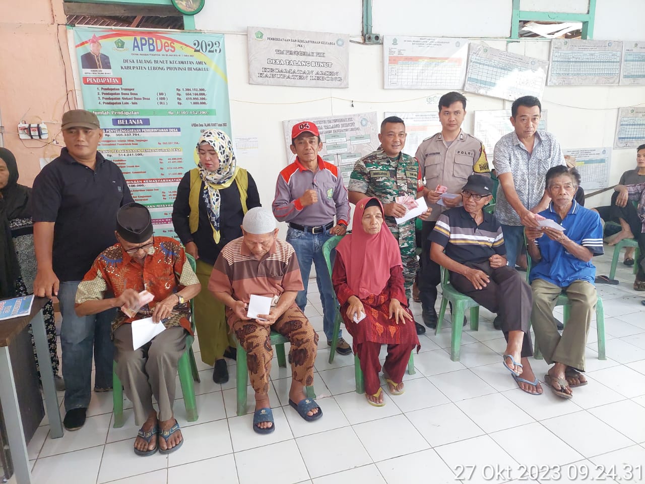 .Bhabinkamtibmas Polsek Lebong Utara Hadiri Penyaluran BLT DD di Desa Talang Bunut 