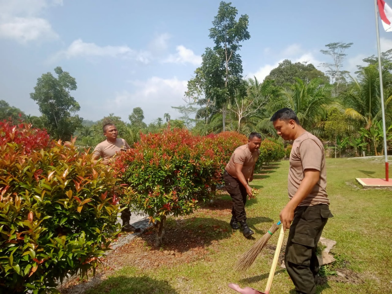 Jaga Rasa Kepedulian dan Kebersihan Tempat Kerja, Personel Polsek Muara Sahung pLaksankan Kebersihan Mako