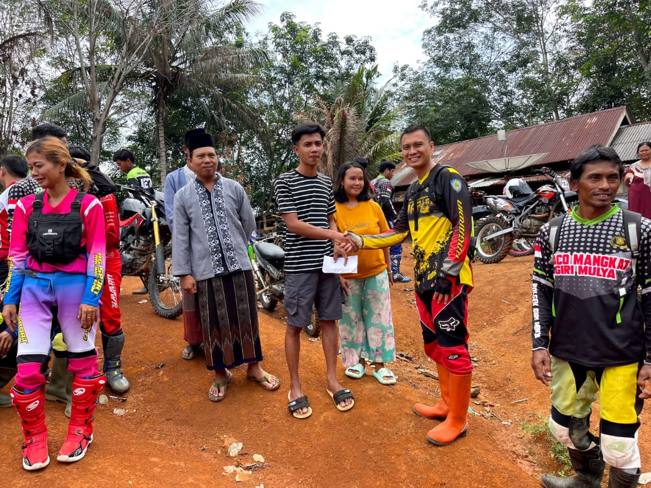 Peduli Korban Kebakaran, Polsek Ketahun Beri Bantuan Sosial