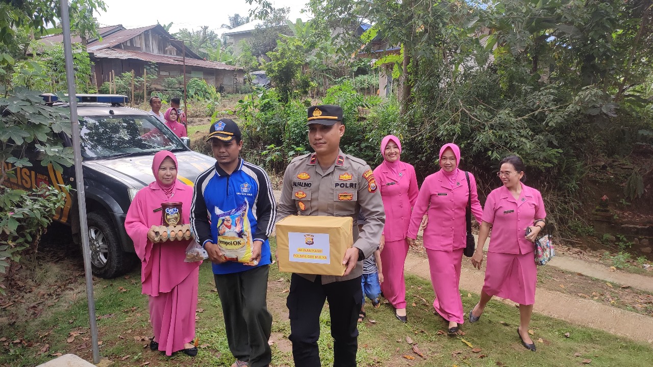 Kapolsek Giri Mulya Beserta Bhayangkari Ranting Giri Mulya Berikan Tali Kasih kepada Masyarakat yang Membutuhkan
