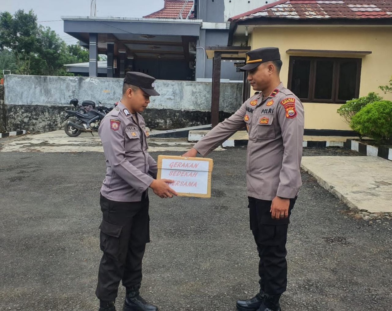 Peduli Kepada Masyarakat, Polsek Giri Mulya Lakukan Gerakan Sedekah Bersama