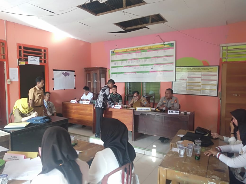 Kapolsek Air Besi dan Bhabinkamtibmas Hadiri Tes Seleksi Perangkat Desa Alun Dua