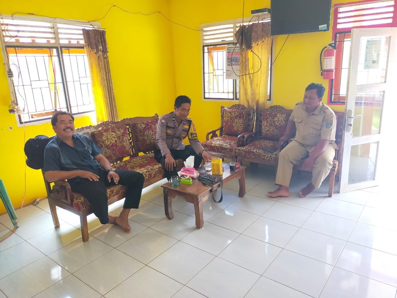 Melalui Cooling System, Bhabinkamtibmas Polsek Ketahun Sambang Kantor Desa 