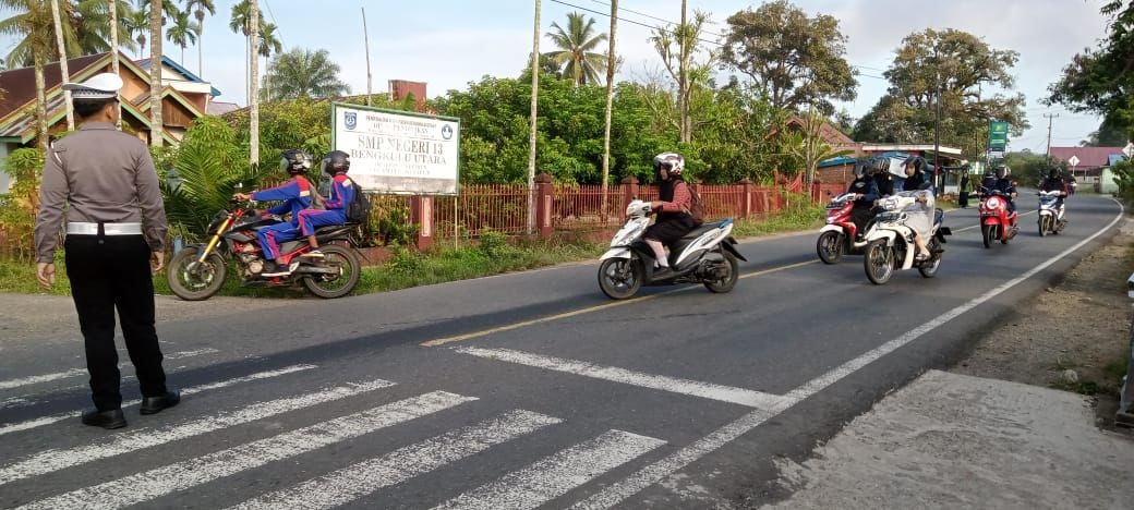 Giat Commander Wish, Anggota Polsek Ketahun Atur Kelancaran Lalu Lintas Pagi Hari