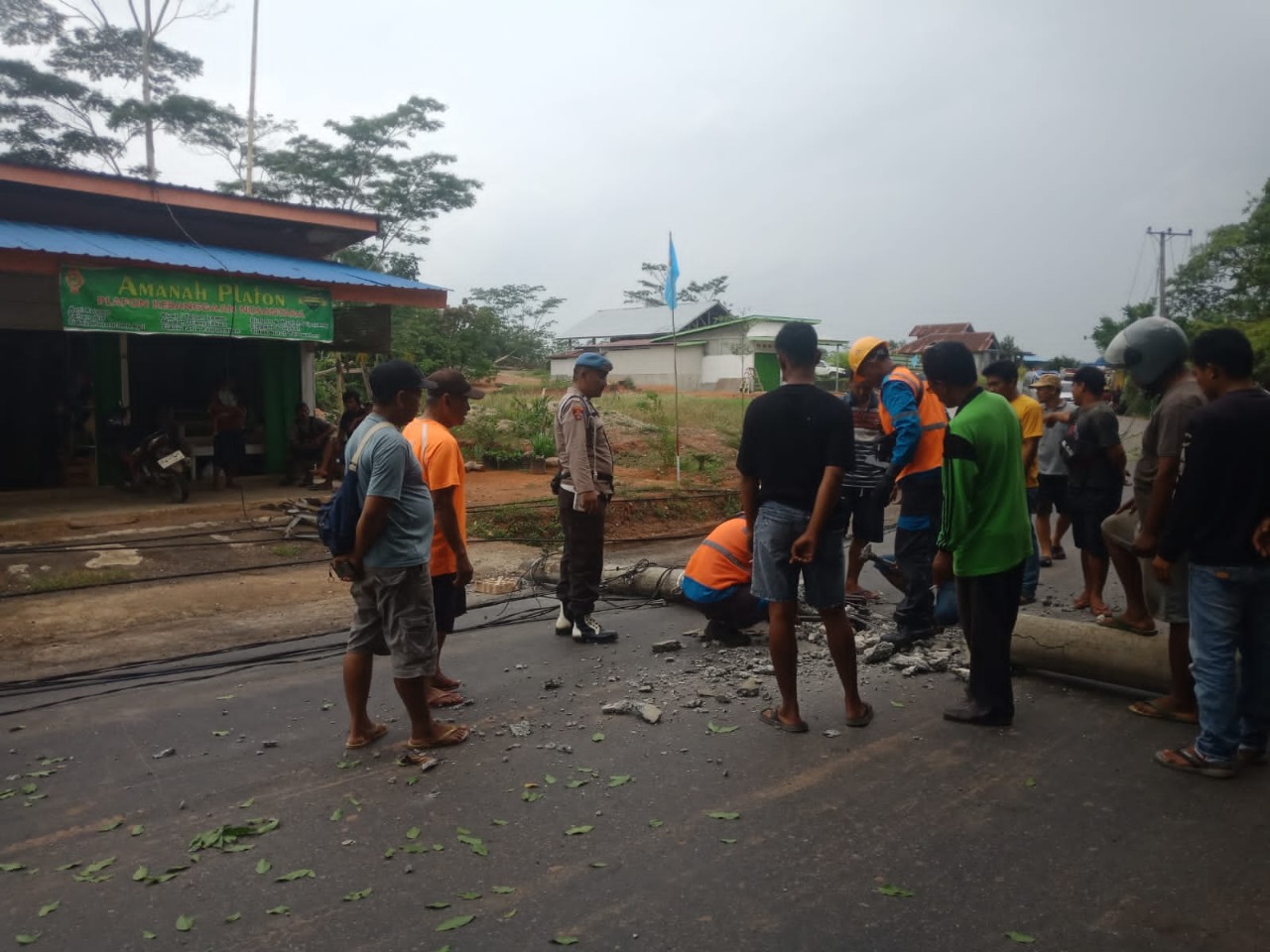 Terima Laporan Warga Adanya Tiang Listrik PLN yang Roboh, Kanit Provos Polsek Batik Nau Respon Datangi TKP 