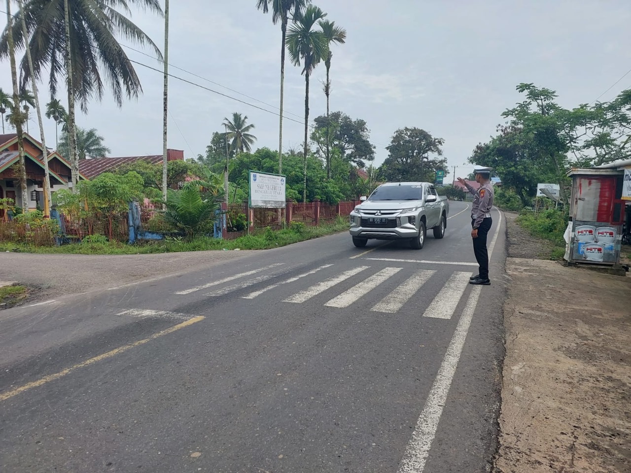 Anggota Lantas Polsek Ketahun Laksanakan Giat Gatur Lalin Pada Pagi Hari