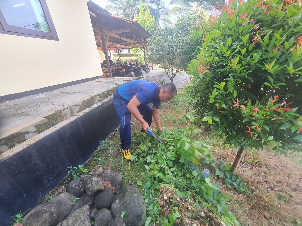 Kegiatan Jumat Bersih Polsek Giri Mulya, Ciptakan Lingkungan yang Nyaman