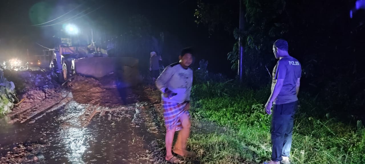 Personel Polsek Nasal Monitoring dan Bantu Bersihkan Material Tanah Longsor di Desa Ulak Pandan 