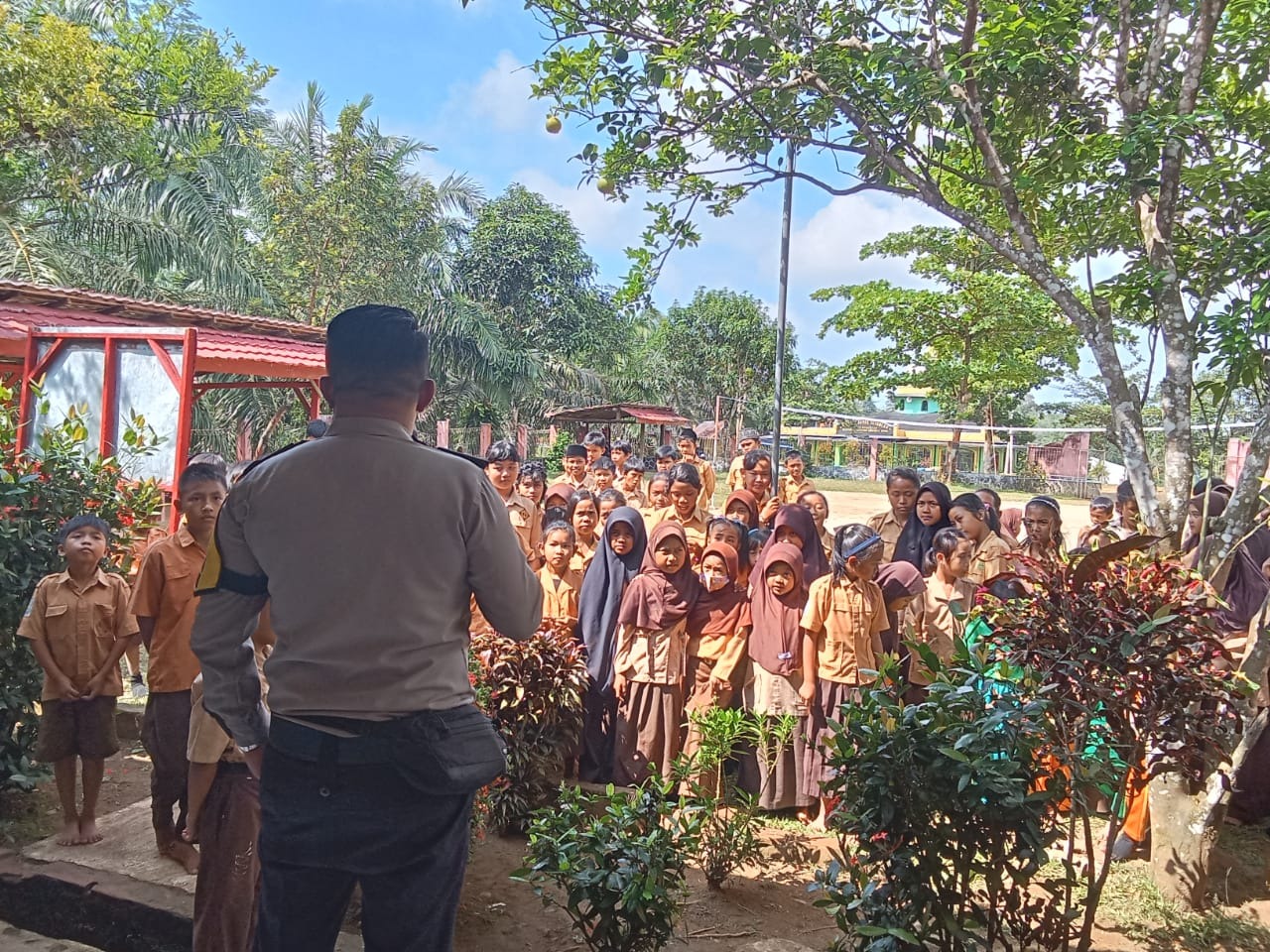 Babinkamtibmas Berikan Imbauan untuk Tidak Berkumpul di Pinggir Jalan dan Berikan Kode Mobil Oleng