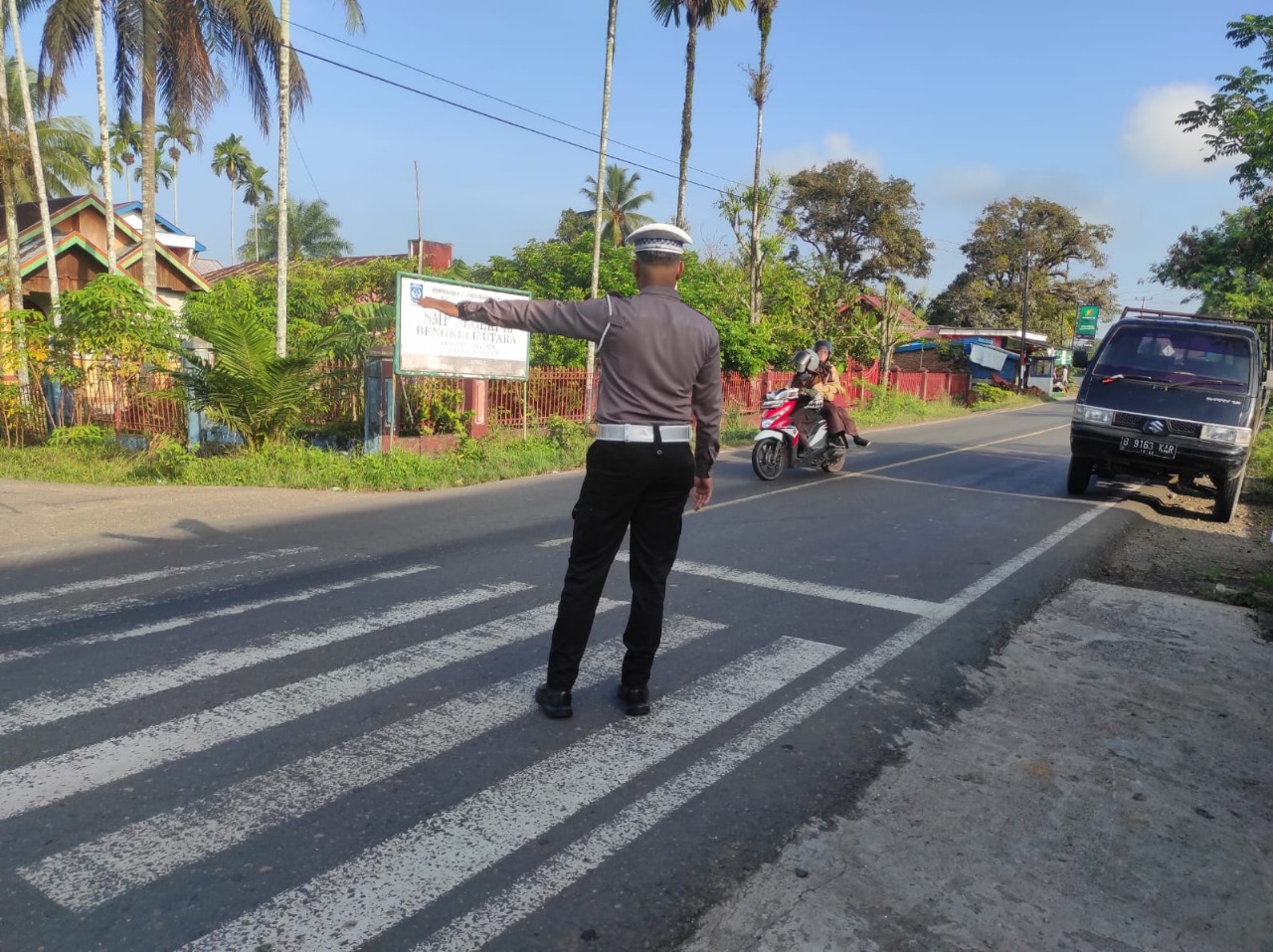 Commander Wish di Pagi Hari, Anggota Lantas Polsek Ketahun Gatu Lalin