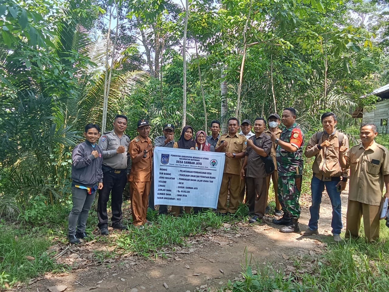 Turut Memantau Pembangunan di Desa, Babinkamtibmas Berkolaborasi dengan Babinsa Menghadiri Titik Nol