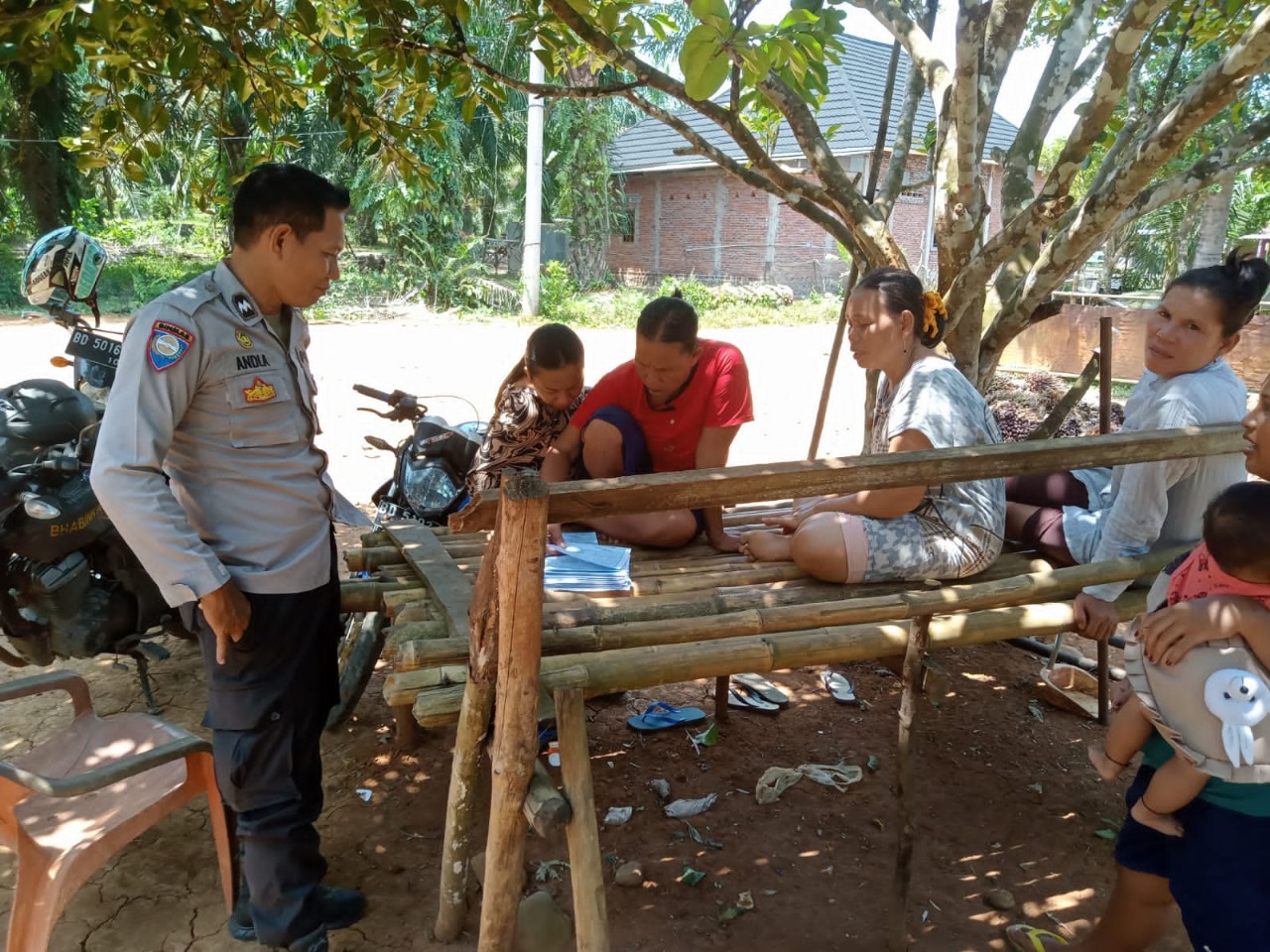 Ciptakan Suasana Kebersamaan, Babinkamtibmas Membaca Dengan Warga Binaan
