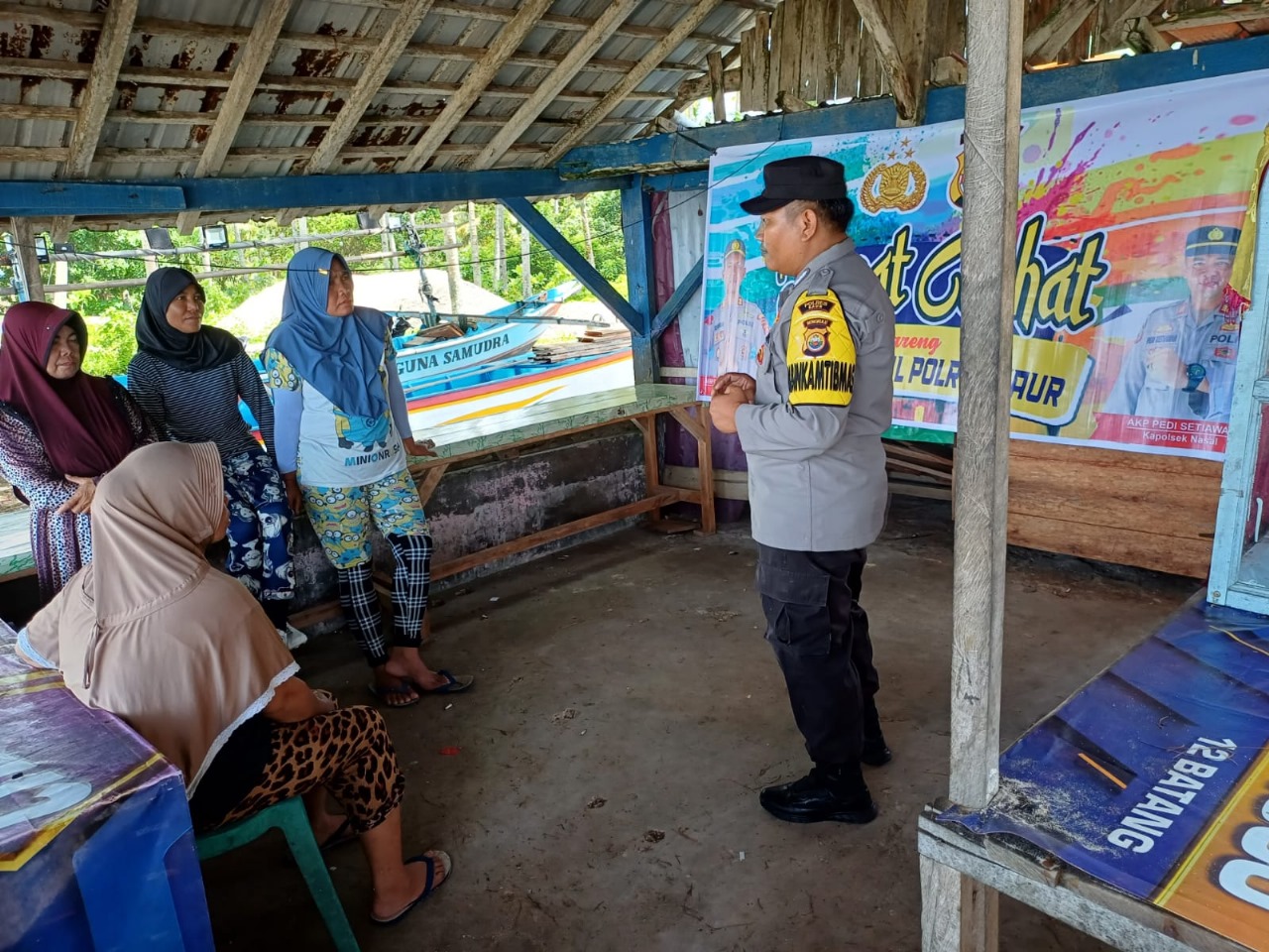 Dengarkan Keluhan dan Sampaikan Imbauan Kamtibmas Polsek Nasal Gelar Jumat Curhat 