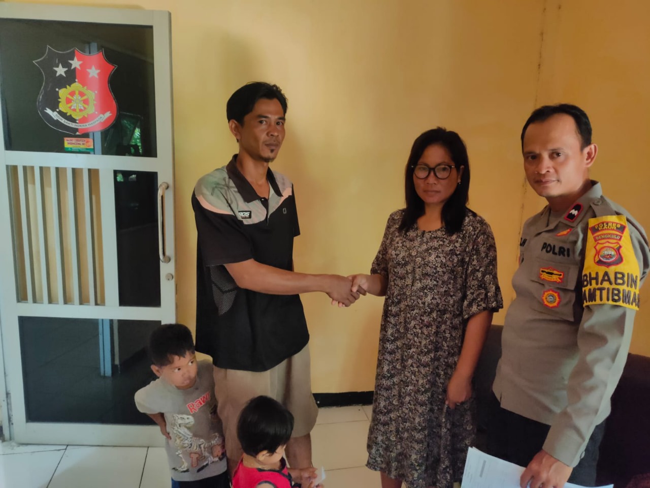 Bhabinkamtibmas Polsek Kaur Utara Problem Solving Terkait Permasalahan KDRT Warga Binaannya 