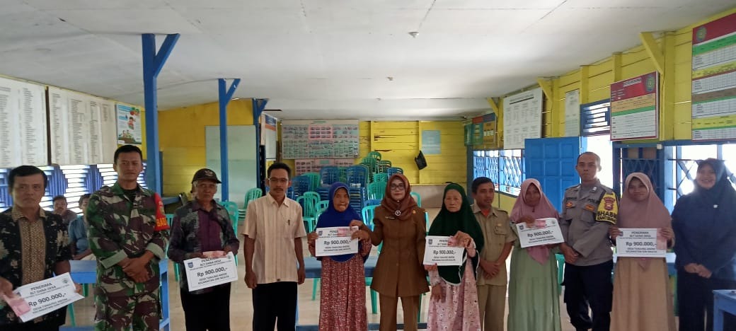 Penyaluran BLT DD di Desa Tanjung Anom di Hadiri oleh Bhabinkamtibmas Polsek Giri Mulya