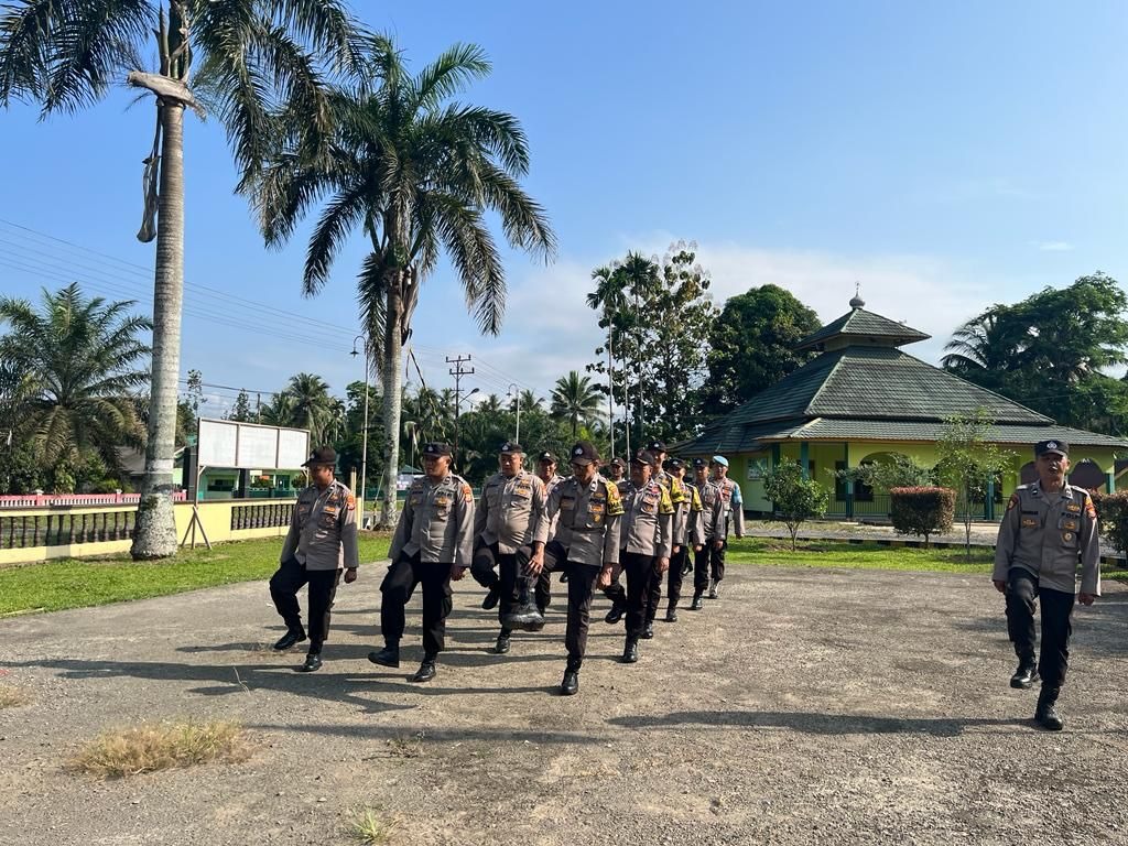 Latih Kekompakan, Kanit Sabhara Polsek Kerkap Pimpin Latihan Perdaspol