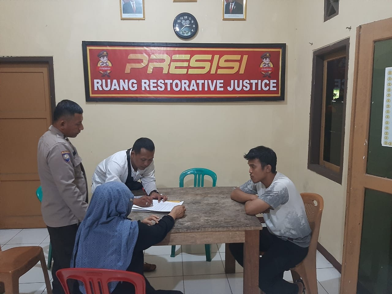 Problem Solving, Polsek Padang Ulak Tanding Mediasi Permasalahan Dugaan Penggelapan Barang-Barang Toko