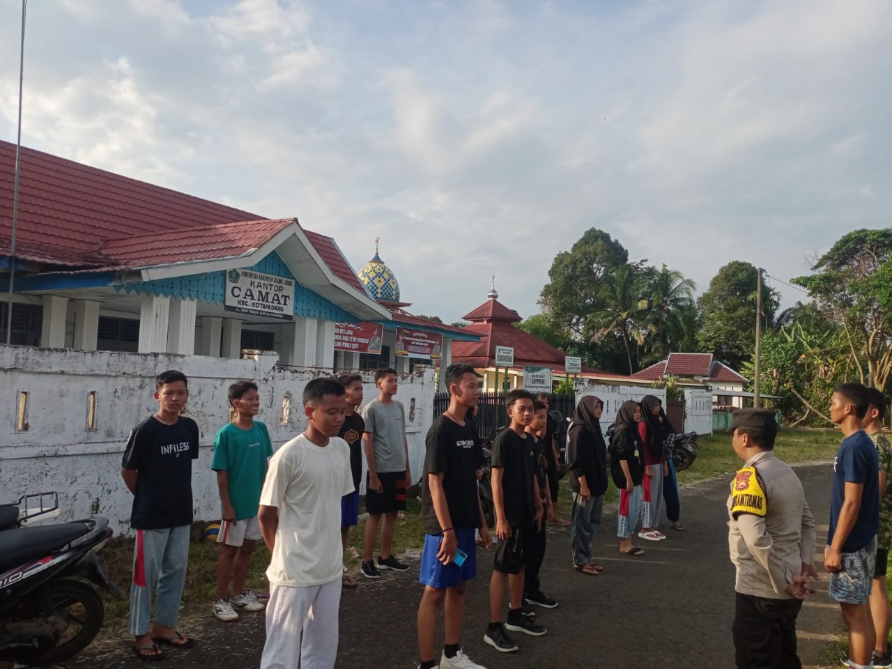 Polsek Kotapadang Melaksanakan Kegiatan Binsik dan Olahraga Bersama Remaja Kotapadang 