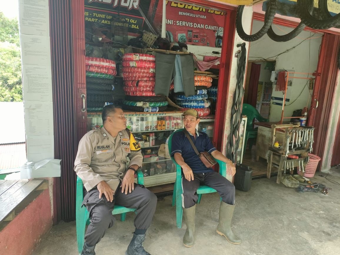 Bhabinkamtibmas Sambang Usaha Warga Binaanya Sampaikan Pesan Kamtibmas