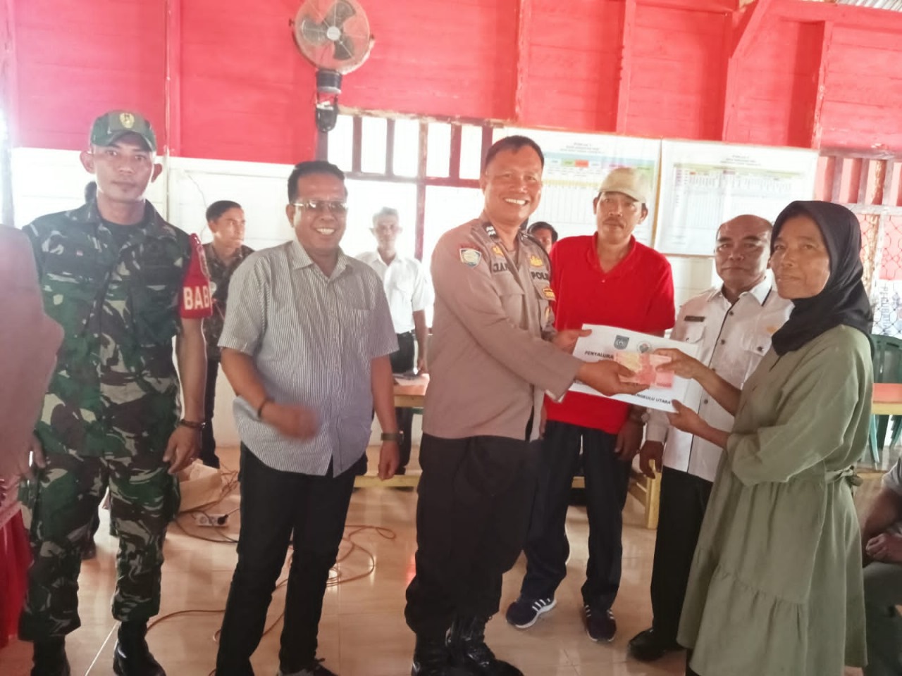 Kanit Binmas Polsek Ketahun Hadiri Penyaluran BLT DD di Desa Bukit Tinggi