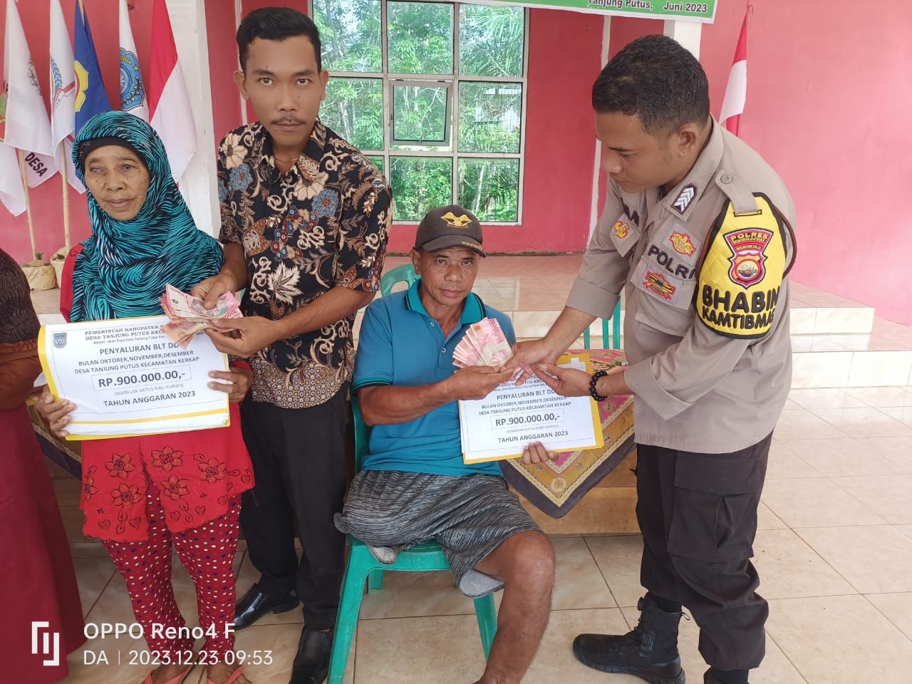 Awasi Dana Desa Bhabinkamtibmas Polsek Kerkap Hadiri Giat Pembagian BLT DD Desa Tanjung Putus