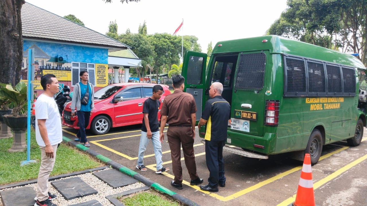 Unit Reskrim Polsek Padang Jaya Dampingi Kejaksaan Eksekusi Keputusan Sidang Tipiring Terdakwa Kasus Pencurian 
