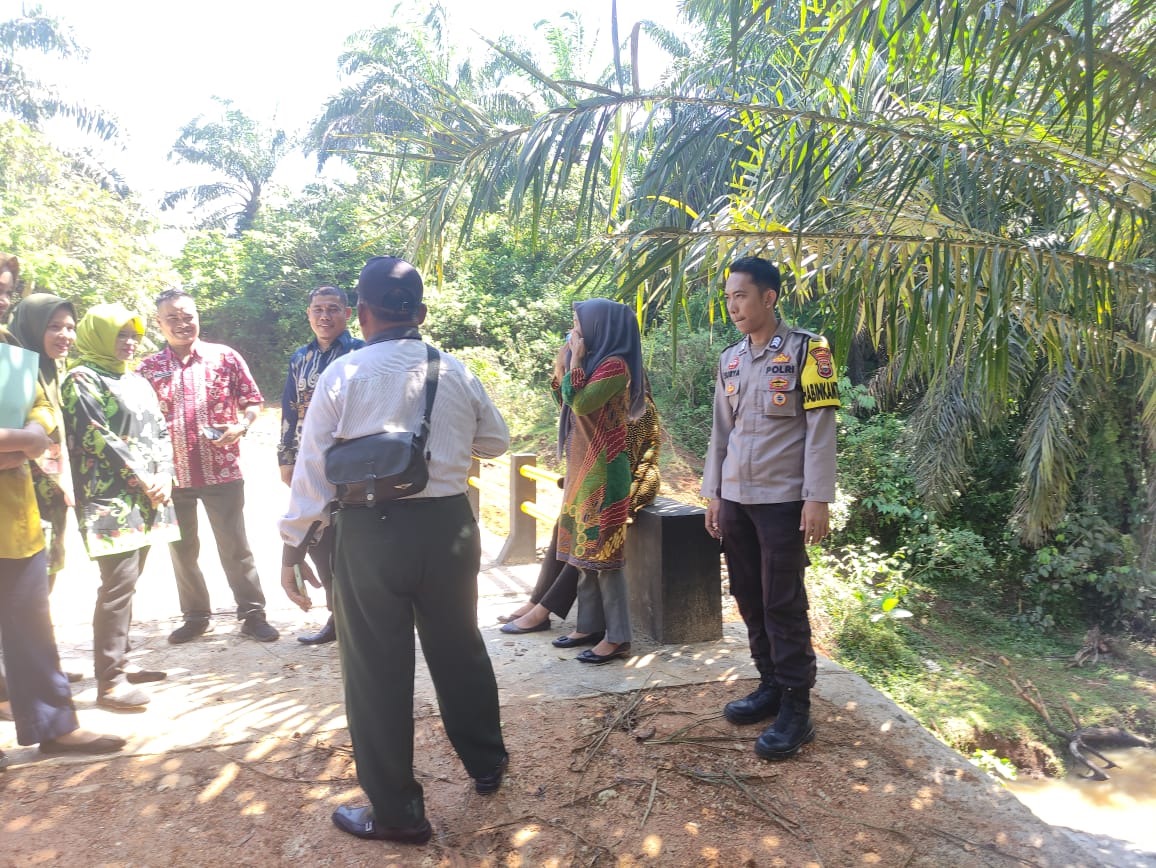 Bhabinkamtibmas Polsek Air Besi Hadiri Kegiatan Sertifikasi Pembangunan Jembatan Jalan Usaha Tani Desa Pasar Bembah