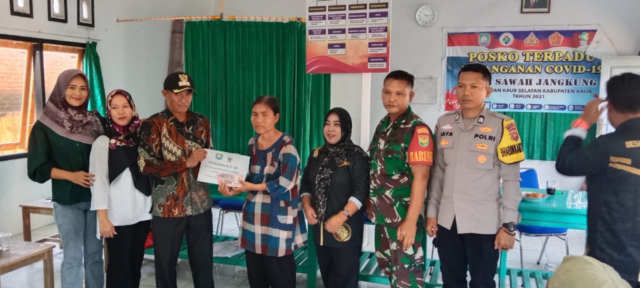 Hadiri Penyaluran BLT DD di Desa Sawah Jangkung, Bhabinkamtibmas Sampaikan Imbauan Kamtibmas