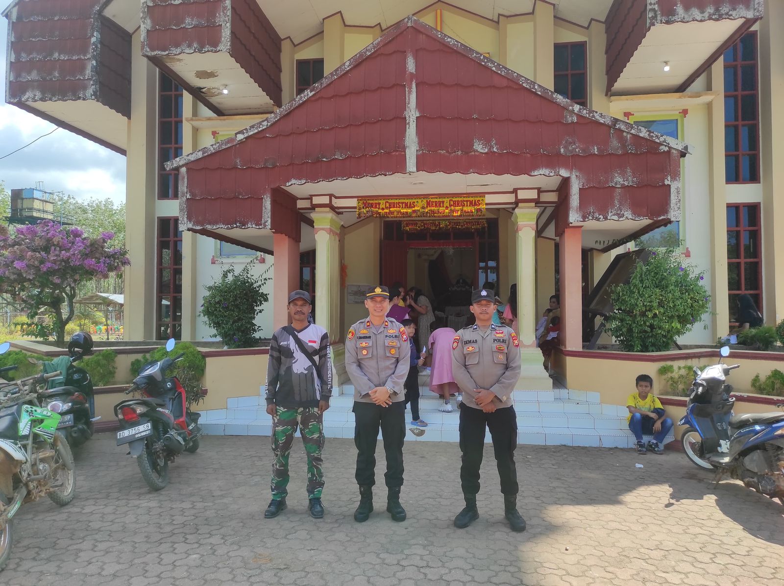 Pastikan Ibadah Natal Berjalan Aman, Kapolsek Ketahun Lakukan Patroli dan Pengamanan