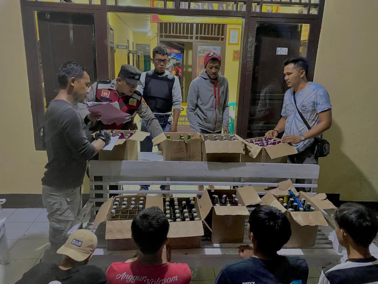 Harkamtibmas Menjelang Tahun Baru 2024, Polsek Kerkap Amankan Ratusan Botol Miras 