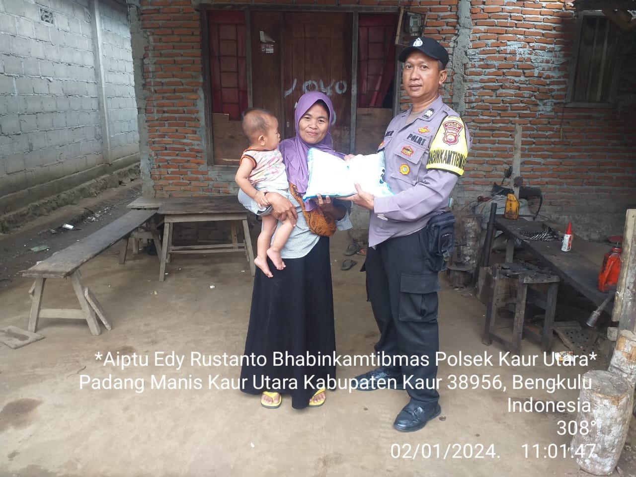 Petani Ini Terima Bantuan Beras dalam Program Selasa Berbagi Polsek Kaur Utara
